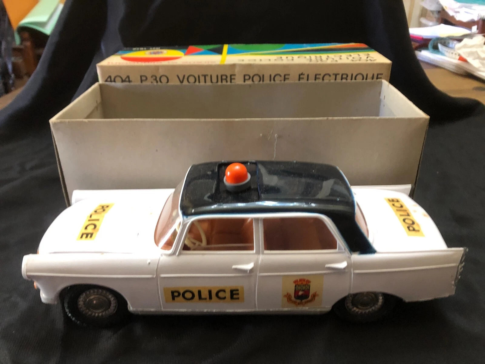 Peugeot 404 – Jouet ancien de la marque France Jouets, réf. 1078