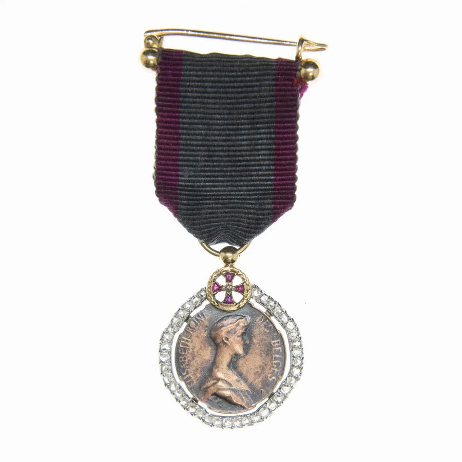 Très belle médaille miniature de la Reine Elisabeth avec Croix Rouge.