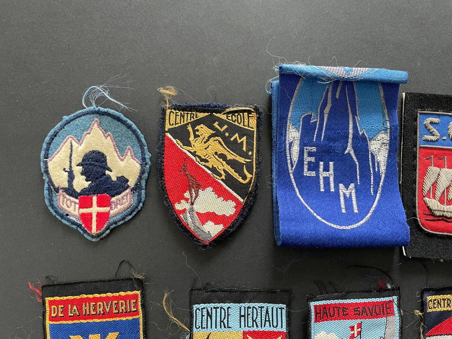 Ensemble de 21 écussons militaires & jeunesse montagne