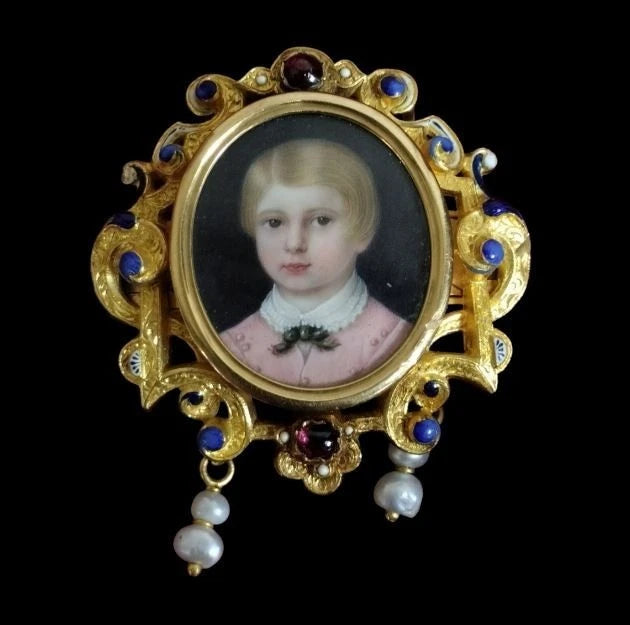 Broche Néo-Renaissance – Portrait en Émail, Or & Rubis